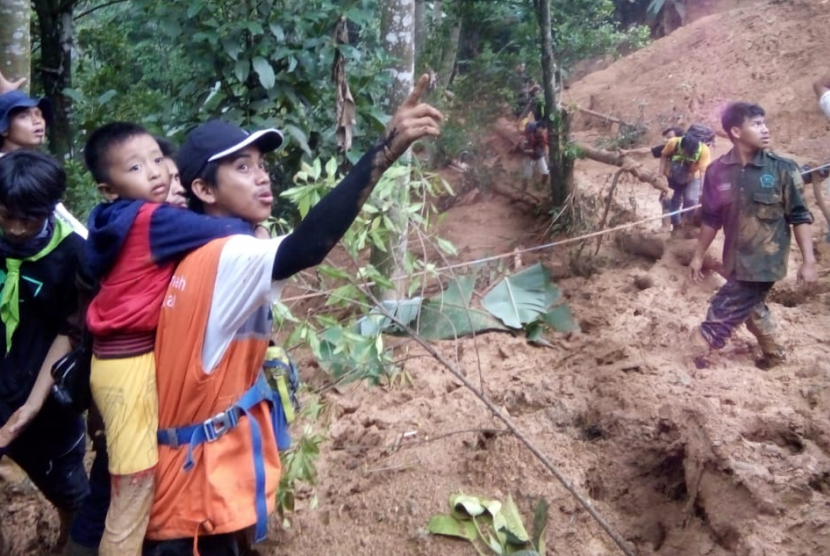 Rumah Zakat bantu evakuasi korban banjir dan longsor di Kampung Cigobang.