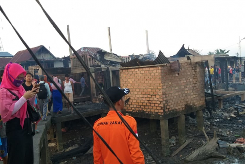 Rumah Zakat bantu korban kebakaran di Palembang.