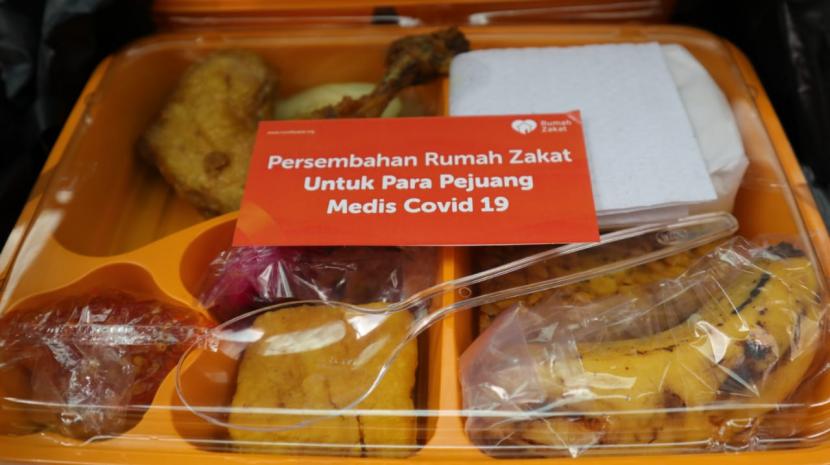 Rumah Zakat bantu makanan siap santap untuk para pejuang medis di RSHS Bandung.