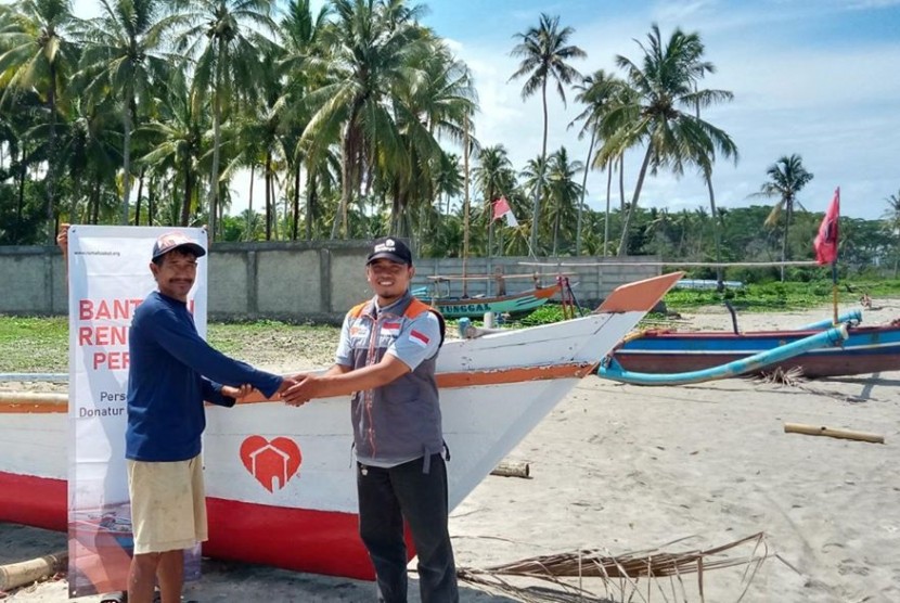Rumah Zakat bantu renovasi perahu nelayan korban tsunami Pandeglang