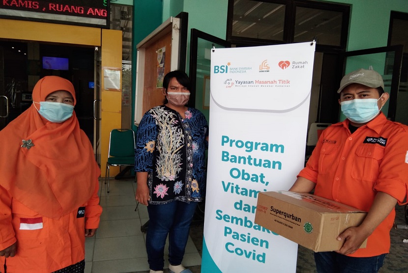Rumah Zakat Bekasi bersama Bank Syariah Indonesia (BSI) salurkan sembako untuk pasien terdampak Covid-19 yang sedang melaksanakan isoman di RW 21, Perumahan Alinda Kencana, Kelurahan Kaliabang Tengah, Kec. Bekasi Utara, Kota Bekasi, Jumat (6/8).