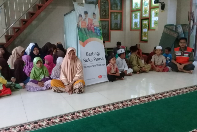 Rumah Zakat Bekasi mengadakan kegiatan Berbagi Buka Puasa (BBP) di Pondok Pesantren Daarul Mubarok Kampung Sempu, Desa Pasirgombong, Cikarang Utara -Bekasi.