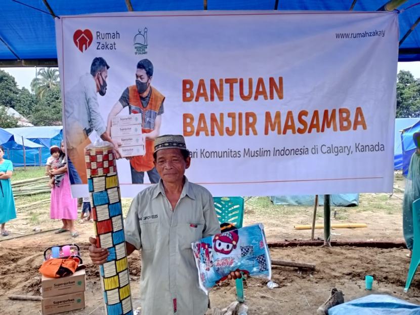 Rumah Zakat bekerja sama dengan Indonesia Muslims of Calgary Canada melakukan Penyaluran berupa peralatan makan, selimut danmatras sebanyak 22 paket yang ditujukan kepada pengungsi banjir bandang Masamba yang berada di Desa Maipi, Kec. Masamba , Kab. Luwu Utara.