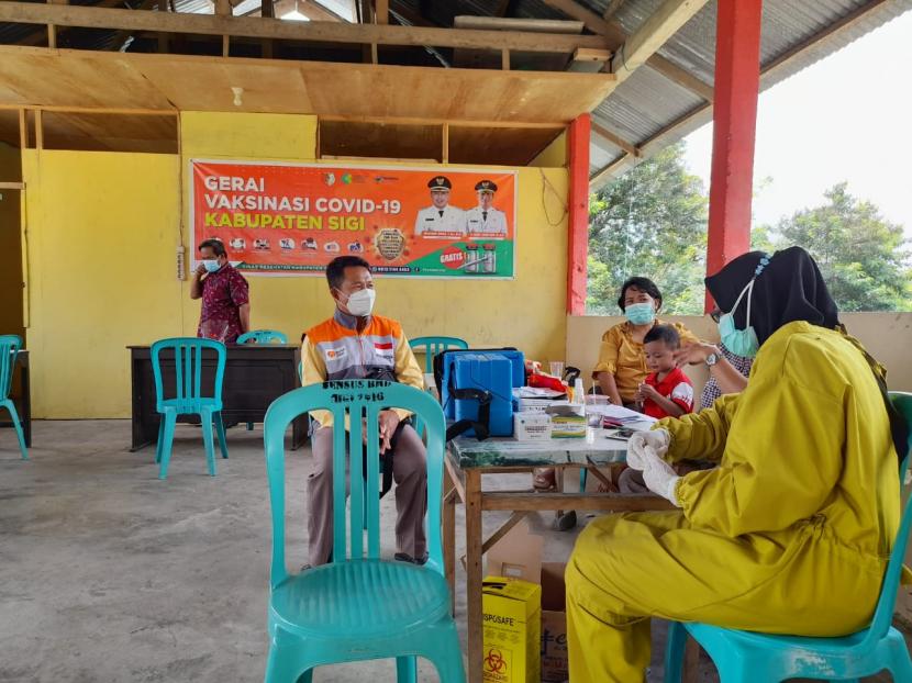 Rumah Zakat bekerja sama dengan tenaga medis Puskesmas Marawola serta NGO Wahana Visi Indonesia menggelar vaksinasi untuk warga di Kabupaten Sigi.