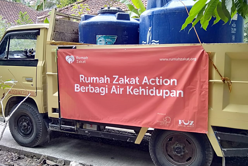 Rumah Zakat berbagi bantuan air bersih.