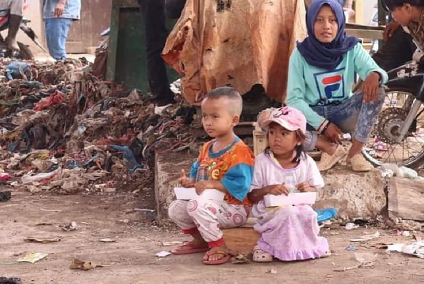 Rumah Zakat berbagi paket makanan untuk para pemulung di TPA Sari Mukti.