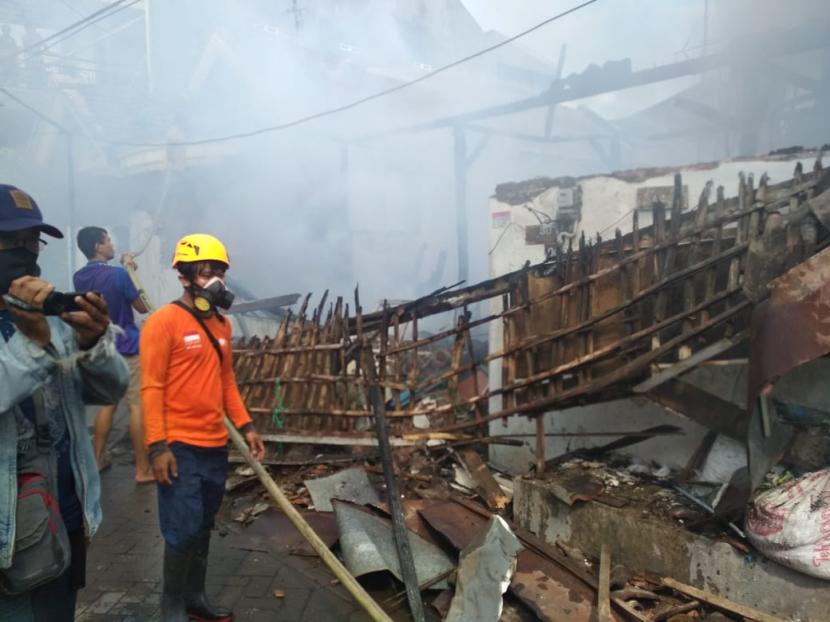 Rumah Zakat bergotong royong membantu korban kebakaran di Kediri.