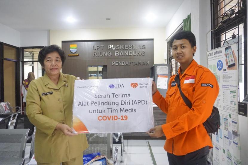 Rumah Zakat beri bantuan APD ke Puskesmas di Bandung.