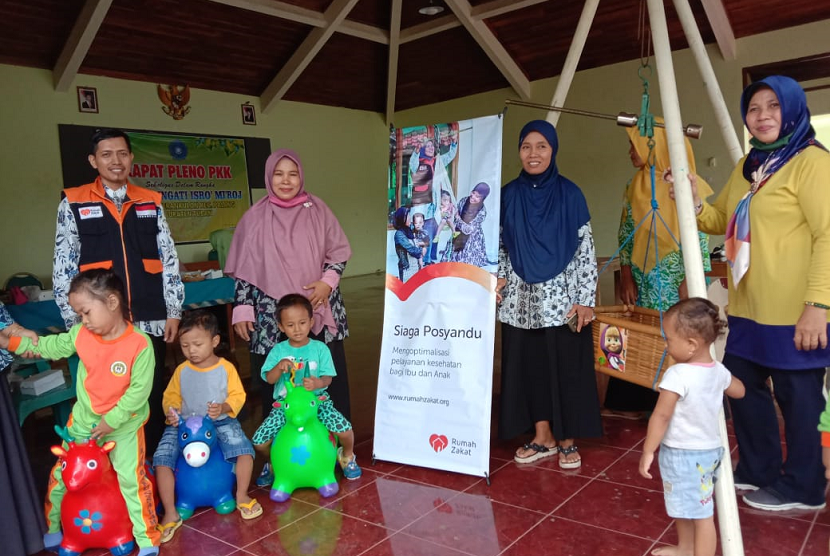 Rumah Zakat beri bantuan mainan untuk Polindes Desa Leran Kulon.