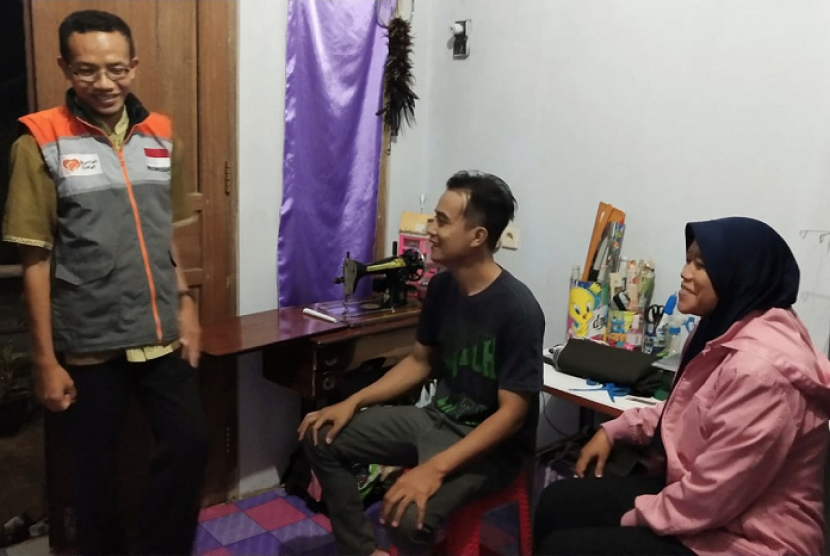 Rumah Zakat beri bantuan mesin jahit.