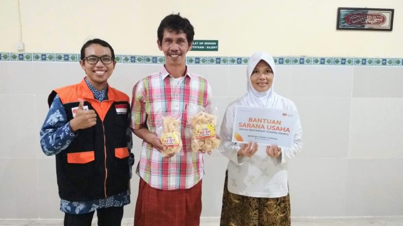 Rumah Zakat berikan bantuan untuk perbaikan dan pengembangan usaha peyek yang diberi nama Be-En