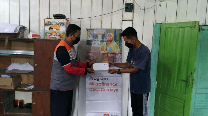 Rumah Zakat berikan bantuan usaha dana bergulir untuk UMKM.