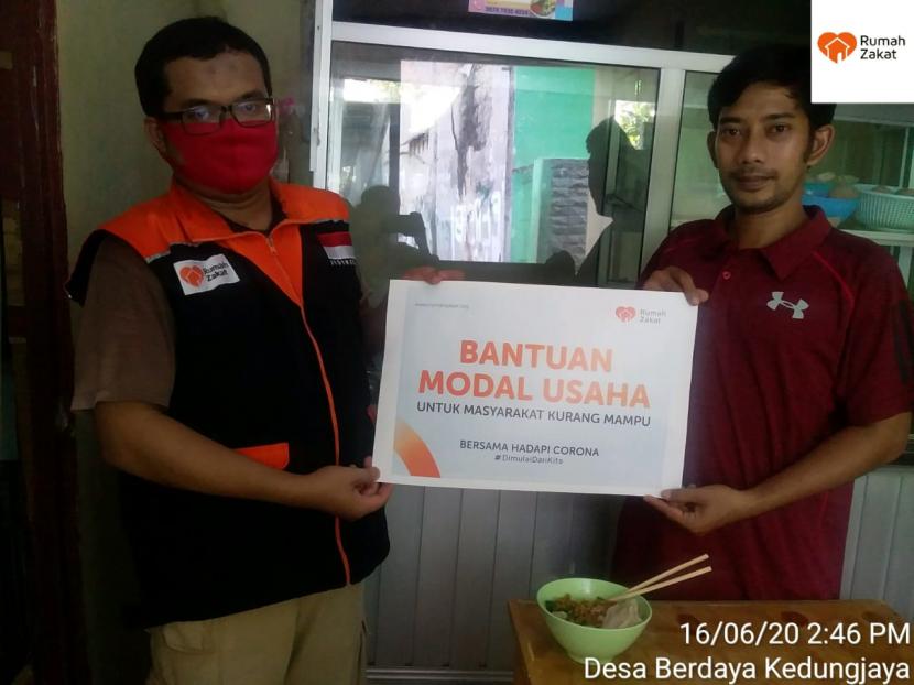Rumah Zakat berikan modal usaha untuk pedagang mi ayam di Bogor.