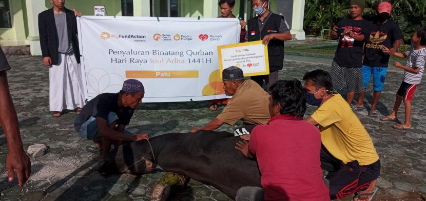 Rumah Zakat berkolaborasi dengan Myfundaction Malaysia salurkan bantuan hewan Qurban bagi masyarakat yang dahulu terdampak gempa Sulawesi Tengah di Kota Palu, Sabtu (01/8). Bantuan yang disalurkan berupa 1 ekor sapi yang memiliki bobot lebih kurang 260 kg.
