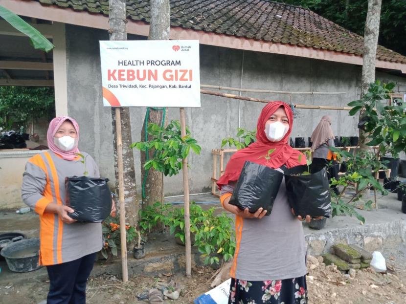 Rumah Zakat berkolaborasi dengan para Kader posyandu Sekar Arum desa berdaya Triwidadi,Kecamatan Pajangan, Kabupaten Bantul Jawa Tengah manfaatkan lahan pekarangan sebagai Kebun Gizi, Kamis (23/12).