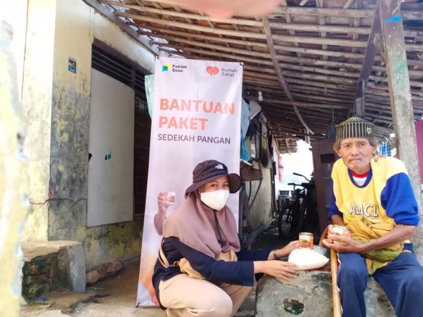 Rumah Zakat berkolaborasi dengan Partiot Desa Dongkal dalam program Siaga Pangan melakukan penyaluran 40 paket sedekah pangan kepada 40 penerima manfaat di Desa Dongkal, Kecamatan Pedes, Kabupaten Karawang. 