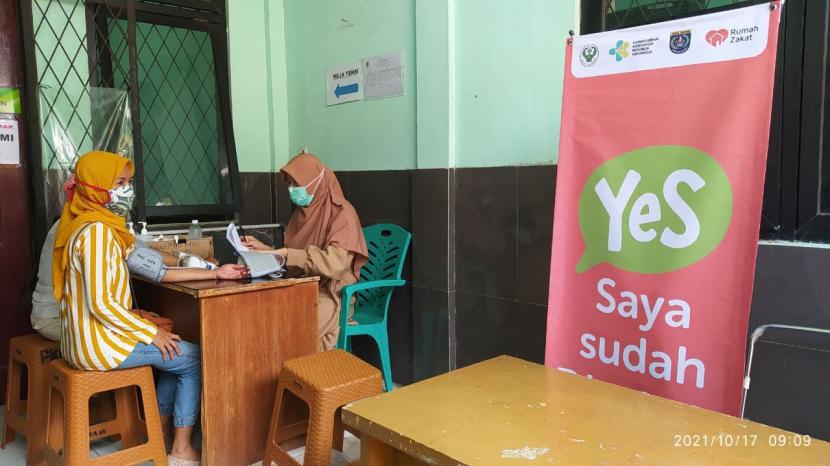 Rumah Zakat berkolaborasi dengan pihak Puskesmas Kelurahan Ratujaya dalam programpercepatan vaksin Covid-19. Bertempat di halaman puskesmas Ratujaya, dengan dihadiri oleh 139 orangpeserta vaksinasi dengan jenis vaksin yang digunakan sinovac dan Pfizer yang dilaksanakan pada Ahad (17/10).