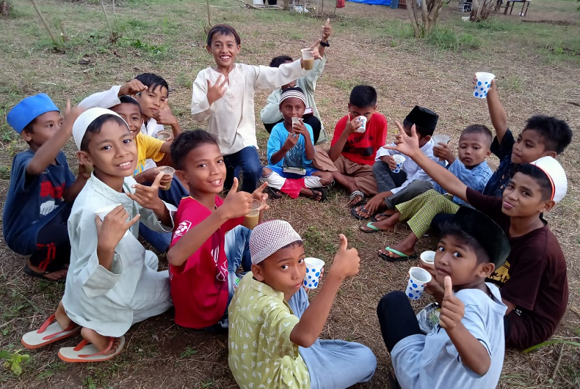 Rumah Zakat bersama anak-anak pengungsi korban gempa Ambon.