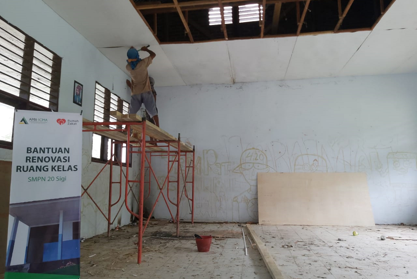 Rumah Zakat bersama APBI membantu renovasi sekolah di Sigi.