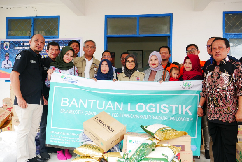 Rumah Zakat bersama Badan Penyelenggara Jaminan Sosial (BPJS) Ketenagakerjaan melakukan Aksi Peduli Bencana banjir dan longsor yang terjadi di Lebak, Banten. 