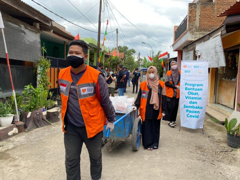 Rumah Zakat bersama Bank Syariah Indonesia (BSI) salurkan sembako yang sedang melaksanakan isoman di perum Griya Utama Rancaekek, Jawa Barat. Sembako yang disalurkan sejumlah 55 paket kepada warga yang sedang melaksanakan isolasi mandiri di perumahan Griya Utama Rancaekek.