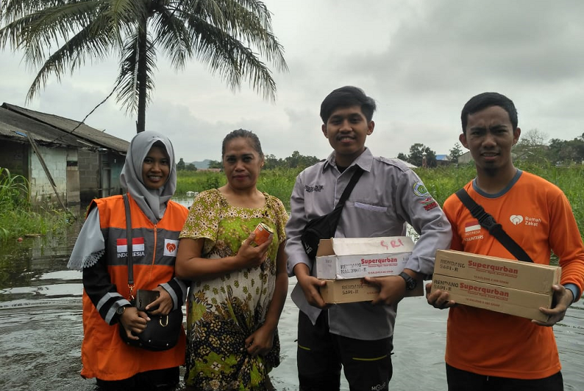 Rumah Zakat bersama BEM terjun ke titik banjir di Samarinda.