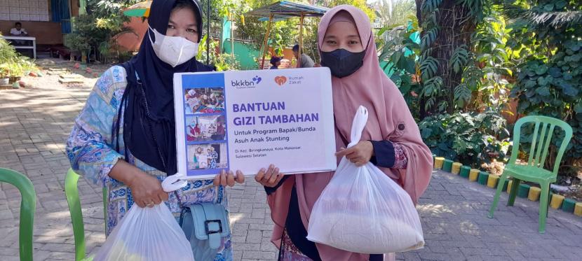Rumah Zakat bersama BKKBN Sulawesi Selatan memberikan bantuan sembako gizi tambahan kepada warga yang membutuhkan di Kecamatan Biringkanaya, Makassar, Sulawesi Selatan.