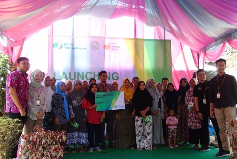 Rumah Zakat bersama BPJS Ketenagakerjaan dan Yayasan Al Maghfirah melaunching Desa Berdaya di Kampung Sindang Desa Teluk Kecamatan Labuan Kab Pandeglang. 