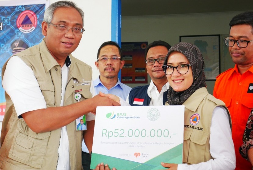 Rumah Zakat bersama BPJS Ketenagakerjaan melakukan Aksi Peduli Bencana banjir dan longsor yang terjadi di Lebak, Banten.