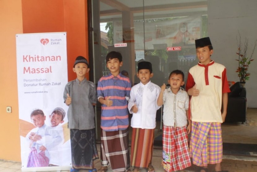 Rumah Zakat bersama BTN gelar khitanan massal.