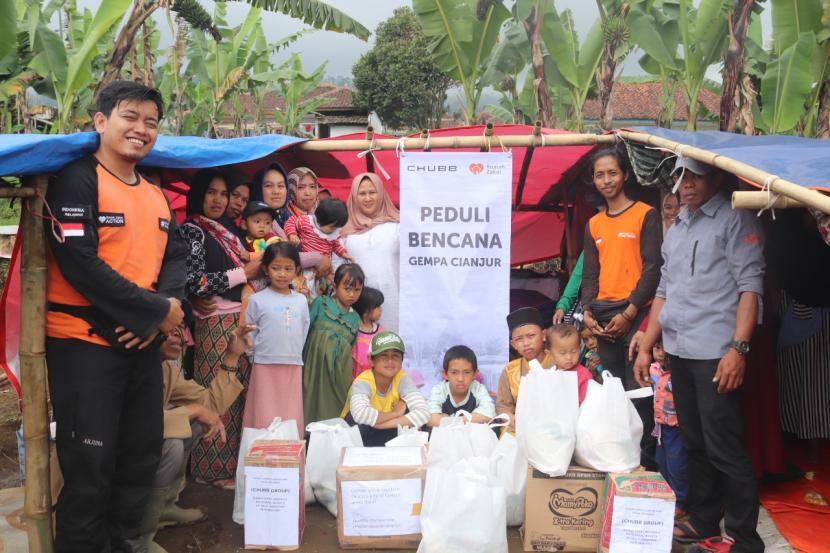 Rumah Zakat bersama Chubb menyalurkan bantuan kepada masyarakat terdampak di sejumlah titik pos pengungsian Kabupaten Cianjur.