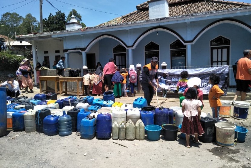 Rumah Zakat bersama donatur Nabila Ambadar mendistribusikan bantuan Air Kehidupan di Desa Cintanagara, Kec. Cigedug, Kab. Garut, Jumat (20/9). 