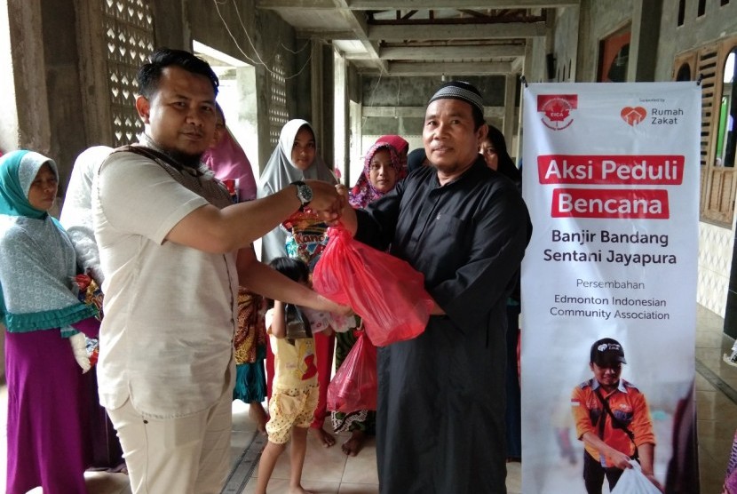  Rumah Zakat bersama Edmonton Indonesian Community Association mendistribusikan bantuan logistik untuk korban banjir bandang di Desa Doyo, Jayapura. 
