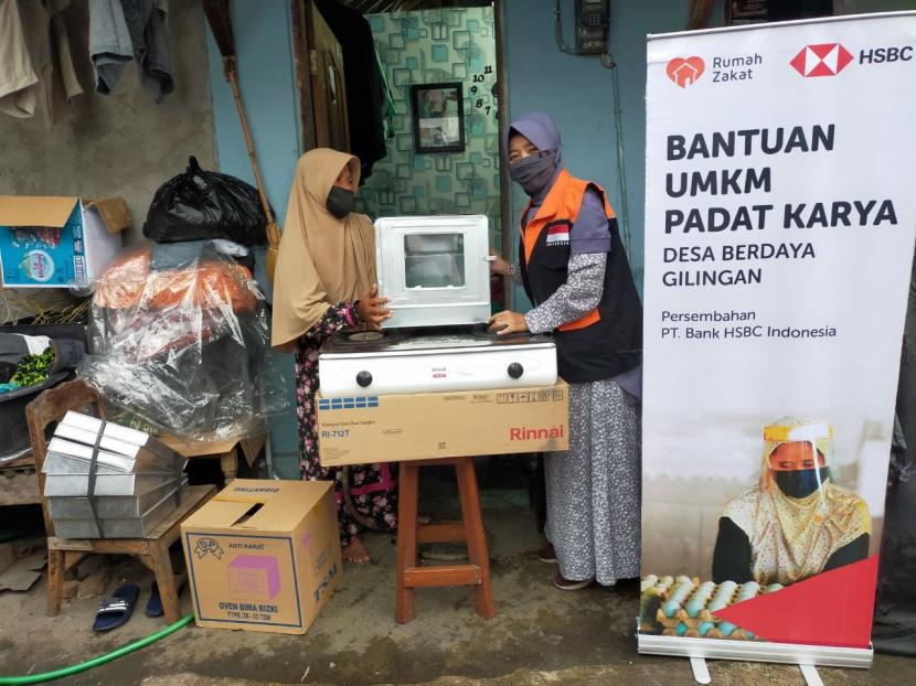  Rumah Zakat bersama HSBC hadir memberikan bantuan sarana usaha untuk Harini. 