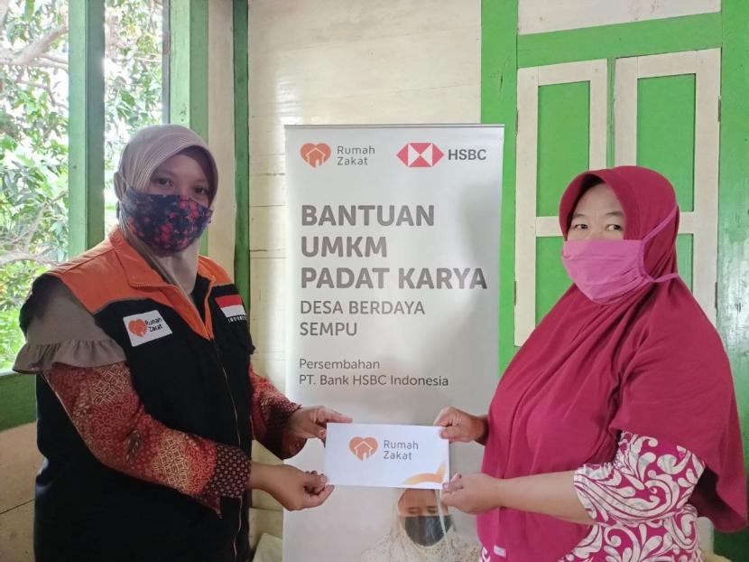 Rumah Zakat bersama HSBC Indonesia menyalurkan bantuan ternak di Desa Sempu, Kecamatan Kunduran, Kabupeten Blora, Jawa Tengah. Bantuan tersebut disalurkan sebagai upaya yang dilakukan