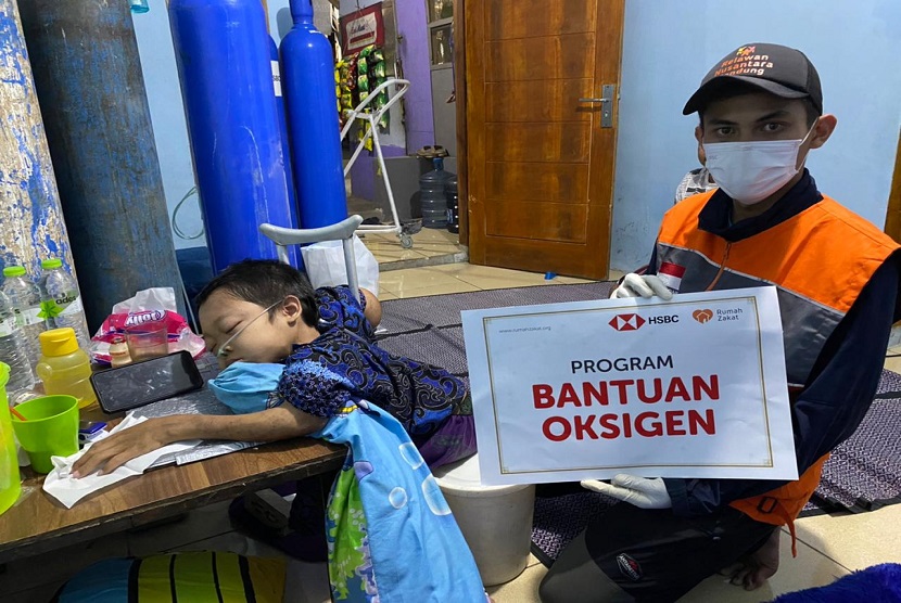 Rumah Zakat bersama HSBC, menyalurkan bantuan Oksigen untuk Fitra, anak yatim disabilitas yang tinggal di Desa Cibiru Wetan Kecamatan Cileunyi Kabupaten Bandung. 