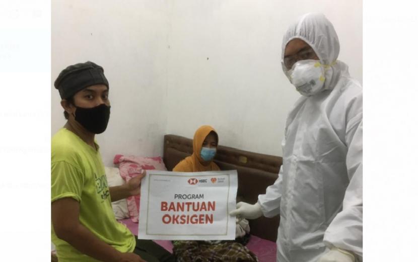 Rumah Zakat bersama HSBC menyalurkan peminjaman tabung oksigen gratis bagi pasien yang terdampak covid-19. Salah satunya, ke kediaman Kamariah, Villa Indah Permai, Bekasi Utara, Senin (2/8). 