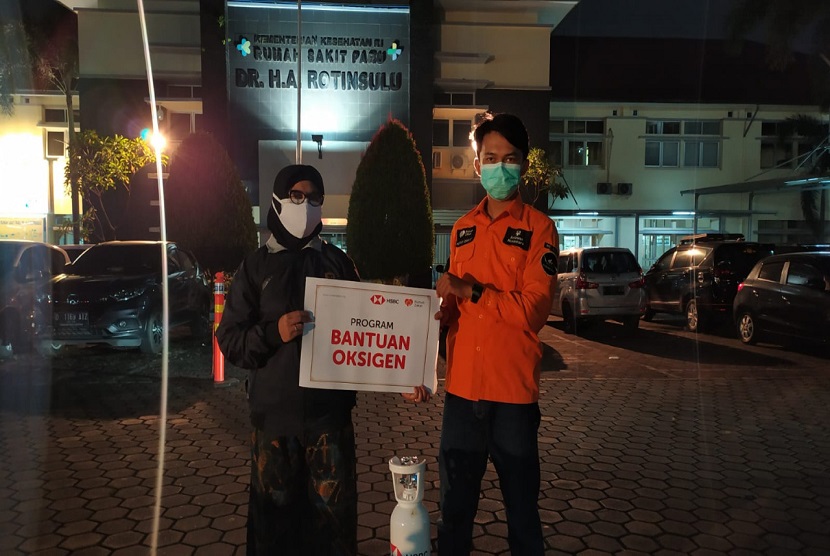 Dalam menanggapi kondisi krisis akibat gelombang kedua pandemi Covid-19, HSBC Indonesia menyalurkan donasi persediaan oksigen bagi lebih dari dua ribu pasien Covid-19 komunitas masyarakat yang membutuhkan di wilayah Jabodetabek, Bandung dan Cimahi melalui Rumah Zakat.