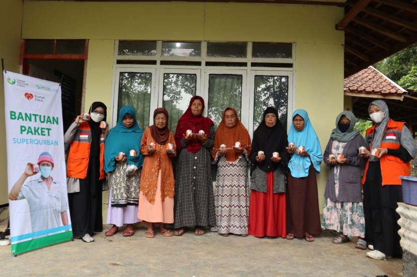 Rumah Zakat bersama IMSA menyalurkan 200 paket Superqurban kepada para lansia di Desa Sirnajaya, Kecamatan Gunung Halu, Kabupaten Bandung Barat.