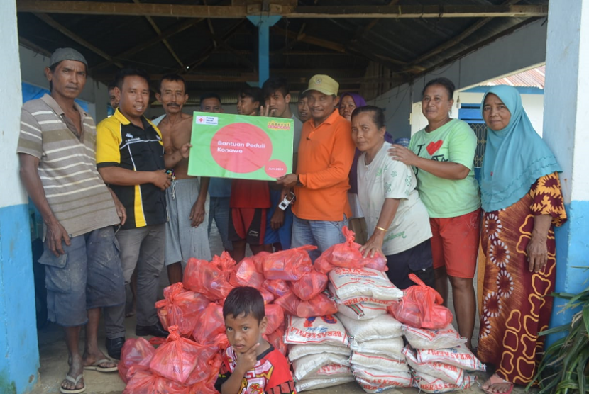 Rumah Zakat bersama Indosat dan PMI menyalurkan bantuan untuk korban banjir Konawe.