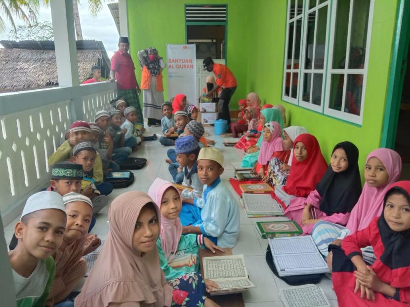 Rumah Zakat bersama Kitabisa.com kembali menyalurkan Alquran melalui program Syiar Qur’an di Desa Negeri Lima, Kabupaten Maluku.