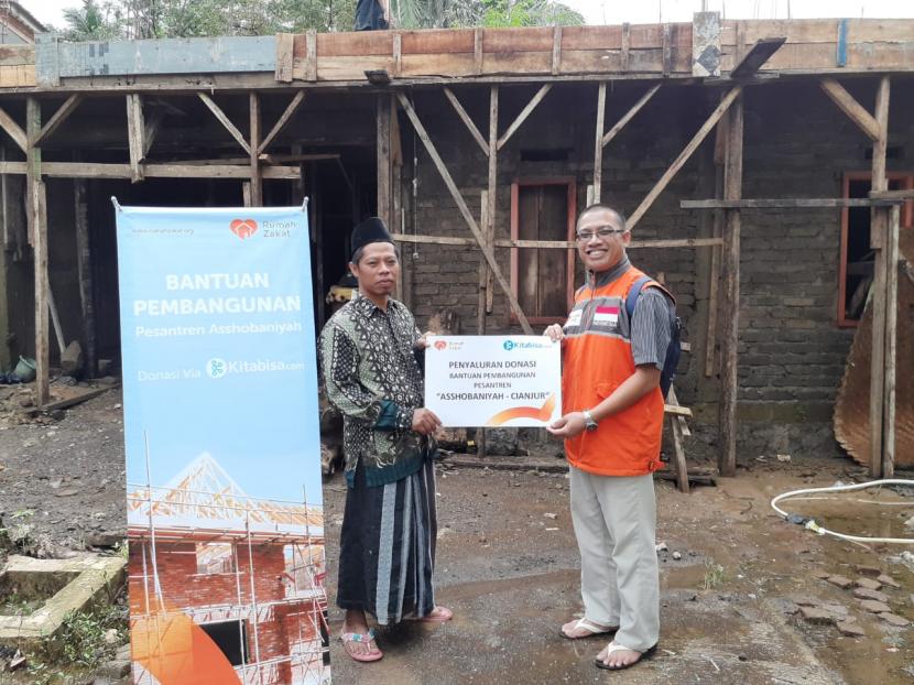 Rumah Zakat bersama Kitabisa.com menyalurkan donasi bantuan pembangunan dan renovasi untuk Pesantren Asshobaniyah yang terletak di Kampung Cibeunying RT 07/03 Desa Karangnunggal Kecamatan Cibeber, Kabupaten Cianjur Jawa Barat. 