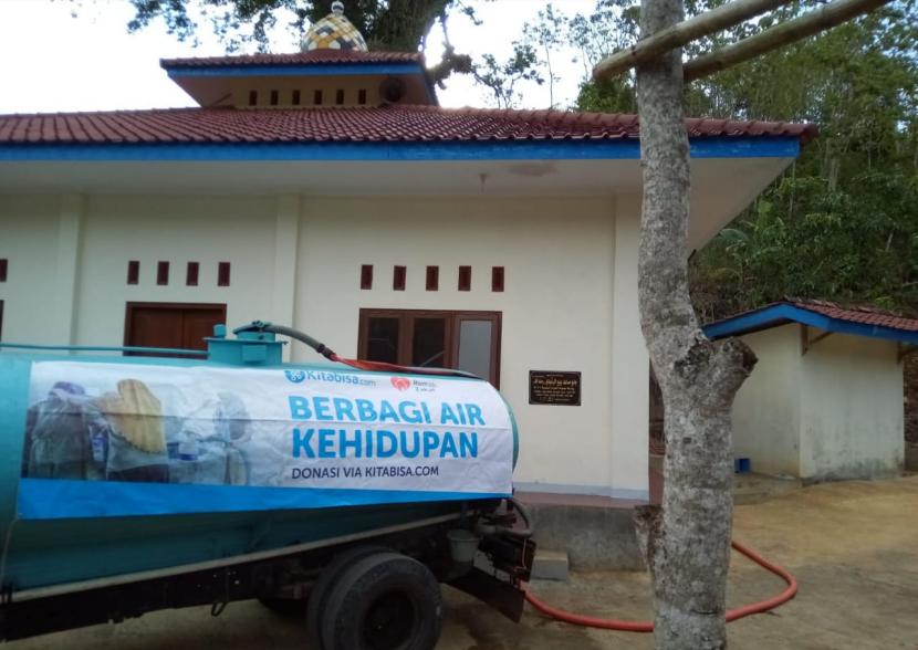 Rumah Zakat bersama Kitabisa kembali menyalurkan bantuan air bersih kepada warga yang terdampak kekeringan di Gunungkidul khususnya di Rongkop, Rabu (08/9). Sebanyak 3 tangki air bersih didistribusikan ke 3 lokasi yakni Dusun Cabe, Masjid Sambikidul, dan Dusun Dayaan.