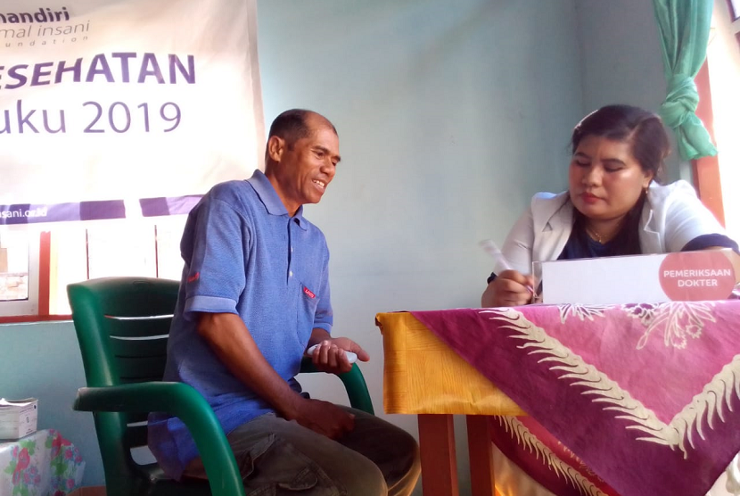 Rumah Zakat Bersama Mandiri Amal Insani memberikan Layanan Kesehatan di Dusun Hurun dan Muhajirin Negeri Tulehu, Kecamatan Salahutu Kabupaten Maluku Tengah. 
