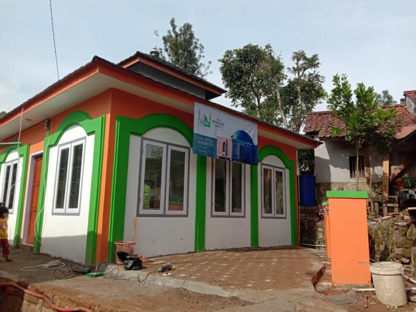 Rumah Zakat bersama PennyAppeal melaksanakan program bantuan renovasi masjid untuk Masjid Nurul Huda yang berada di Desa Sirnajaya di Sirnajaya Kecamatan Gunung Halu, Kabupaten Bandung Barat.