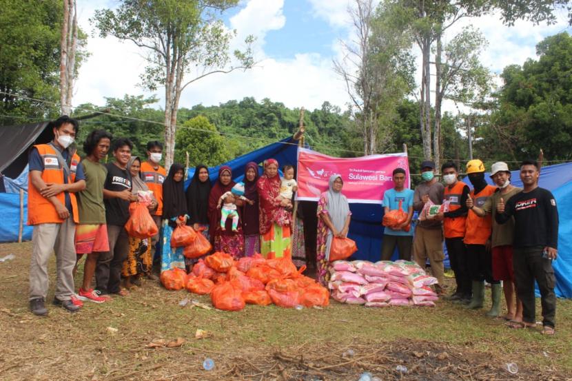 Rumah Zakat bersama PT Hutchison 3 menyalurkan bantuan berupa paket sembako untuk penyintas korban gempa yang berada di Desa Orobatu, Kabupaten Mamuju, Sulawesi Barat pada Senin (8/2).