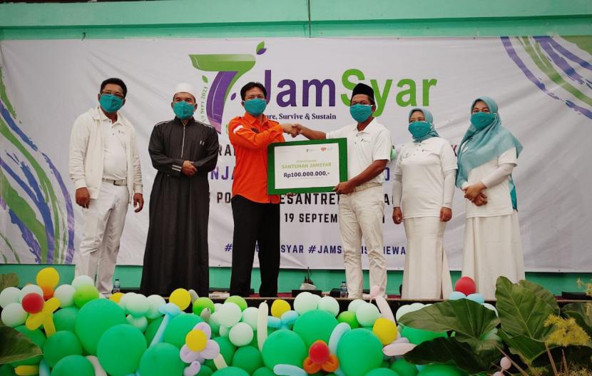 Rumah Zakat bersama PT Jamkrindo Syariah (Jamsyar) melaksanakan acara penyaluran santunan dan bantuan sembako untuk Pesantren Al Kautsar yang berlokasi di Pondok Pesantren Al kautsar 2, Kelurahan Tonjong Kecamatan Tajur Halang Kabupaten Bogor, Jawa Barat.