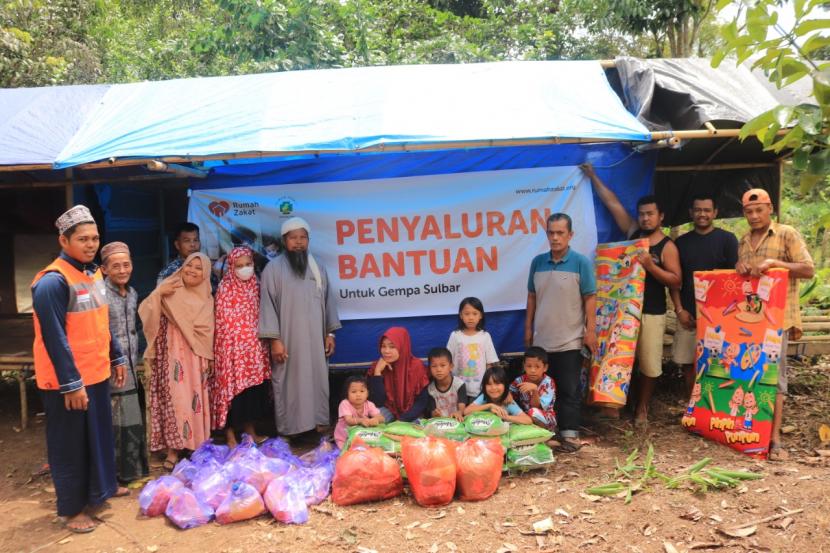 Rumah Zakat bersama PT Medikaloka Hermina menyalurkan bantuan sembako dan shelter kit kepada penyintas bencana di Desa Bambu, Kecamatan Mamuju, Kabupaten Mamuju.