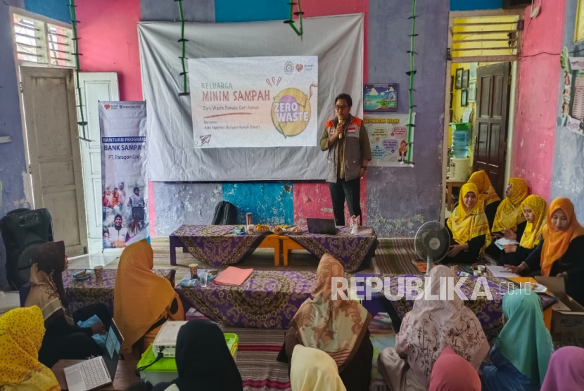 Rumah Zakat bersama PT Paragon Corp melakukan sosialisasi dan pelatihan pengolahan sampah berbasis 3R.