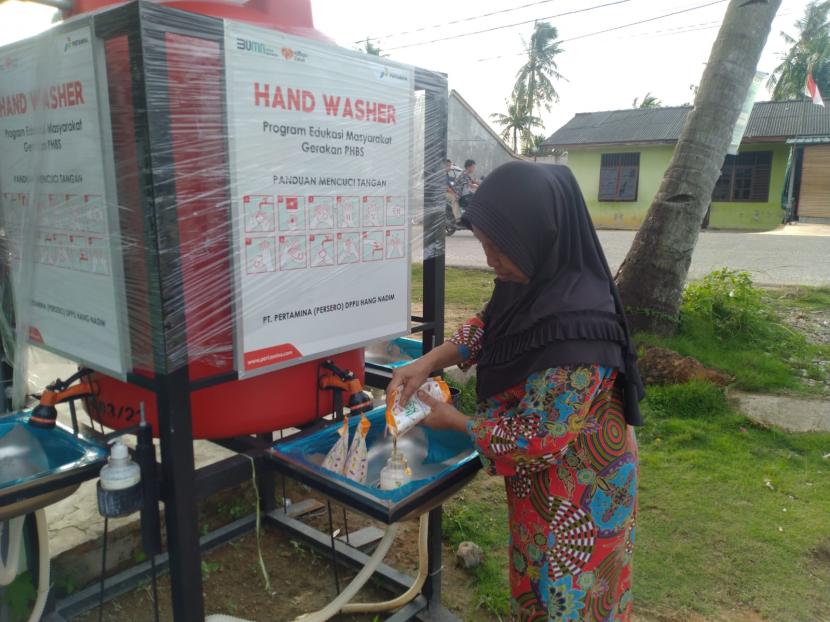 Rumah Zakat bersama PT Pertamina (Persero) DPPU Hang Nadim kembalimemberikan paket sabun cuci tangan kepada 4 RW di Kelurahan Batu Besar, KecamatanNongsa, Kota Batam, Sabtu (21/8).